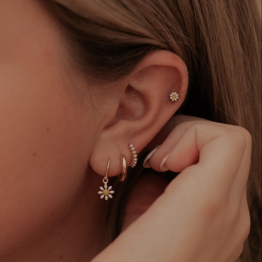 Carolina Daisy Flat Back Stud Earrings